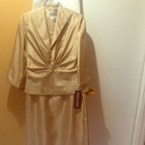 Beautiful New Jessica Howard Gold 2 Piece Suit